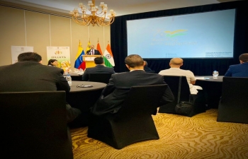 Vistazos del evento comercial organizado por la Embajada en Caracas. El Embajador Abhishek Singh pronuncio el discurso de apertura abogando por mas exportaciones de la India. Otros presentadores incluyeron a Marvin Farina, The Art of Living en productos ayurvedicos y AJE, Venezuela en colaboraciones comerciales.